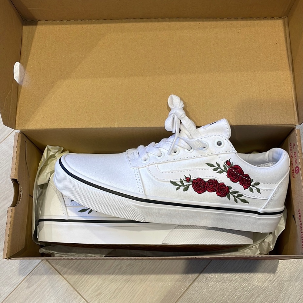 Women’s Vans Ward Rose Embroidered Shoes